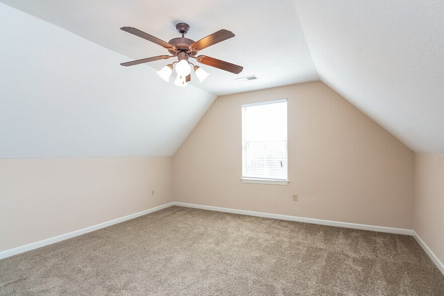 Building Photo - 15 Garden Springs Dr