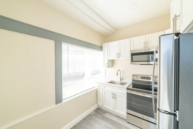 Interior Photo - 395 Palm