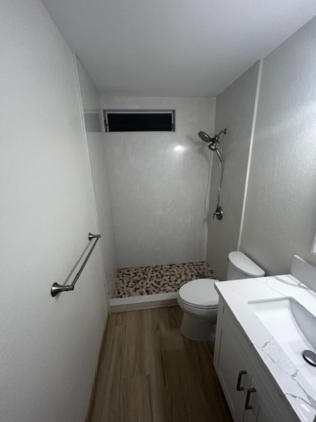 Building Photo - Available Now!  1 bedroom/ 1 bathroom/ 1 a...