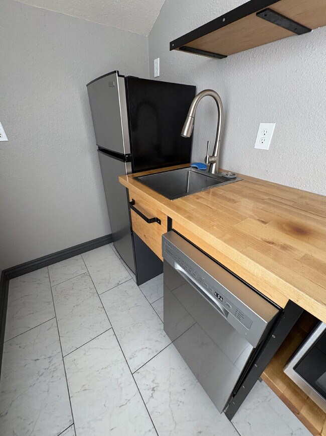 Building Photo - Old North End Studio