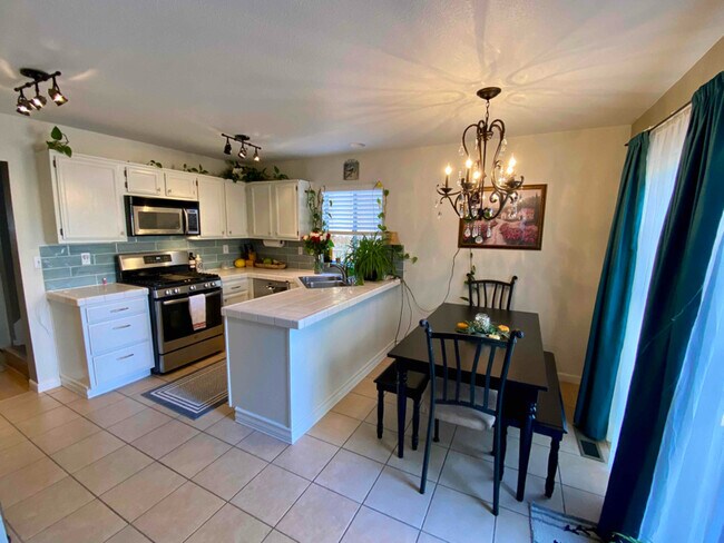 Building Photo - 2006 Haywood Dr