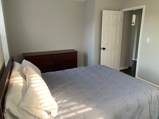 Building Photo - 2 Bed, 1 Bath Condo