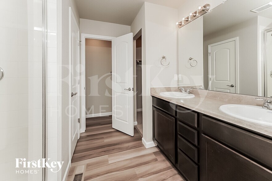 Building Photo - 1902 Villageview Ln