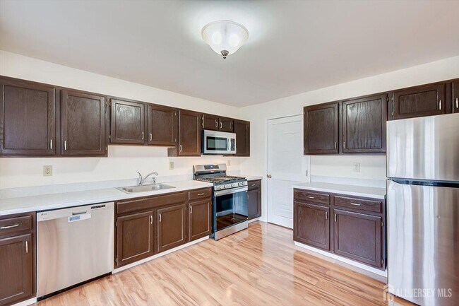 Building Photo - 919 Plymouth Rd