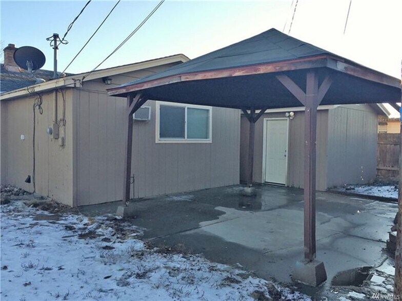 BACKYARD GAZEBO - 258 Knolls Vista Dr