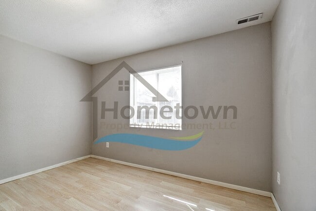 Building Photo - 4 Bedroom 2 Bathroom Home with Attached 2 ...