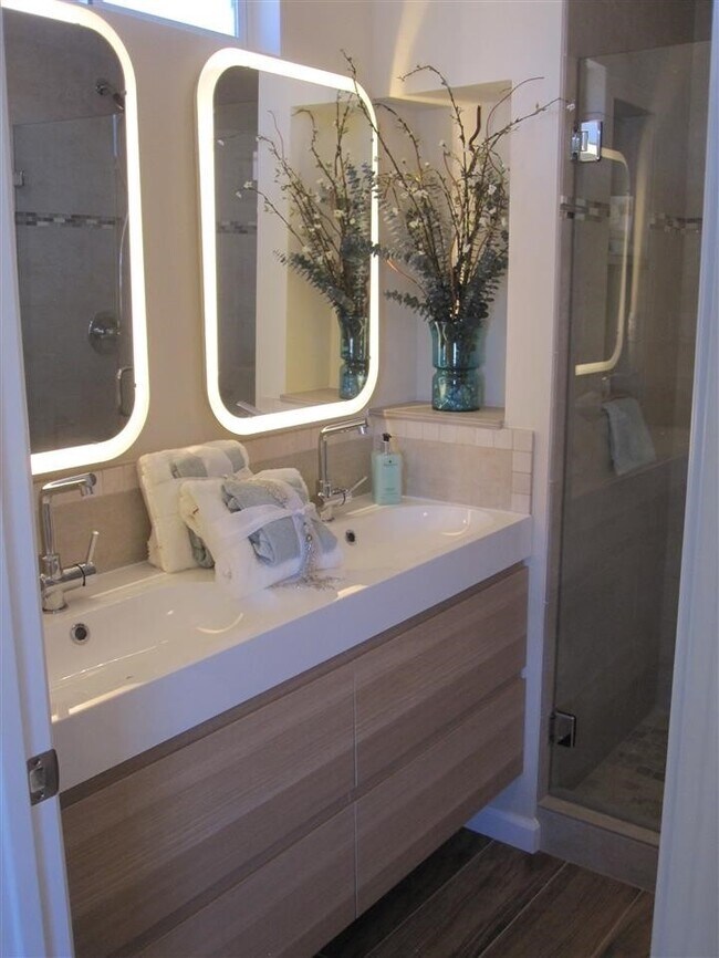 Building Photo - Lovely 3 bedroom home with an open floor plan