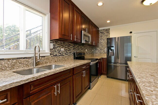 Building Photo - 912 8th Ave