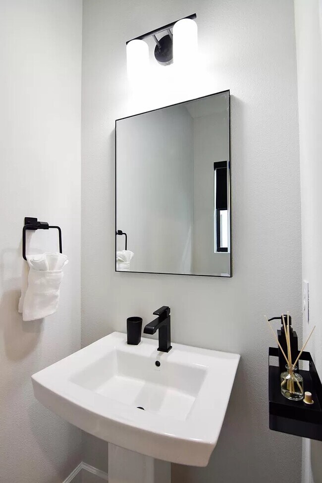 Building Photo - 1332 W Gray St