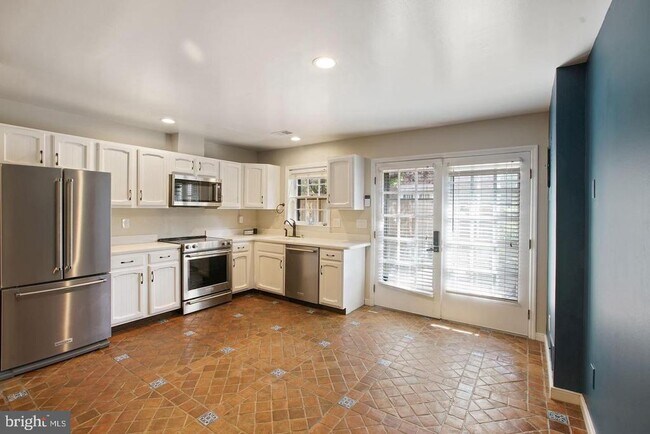 Building Photo - 1225 Michigan Ct