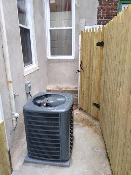 Building Photo - 2054 Ann St