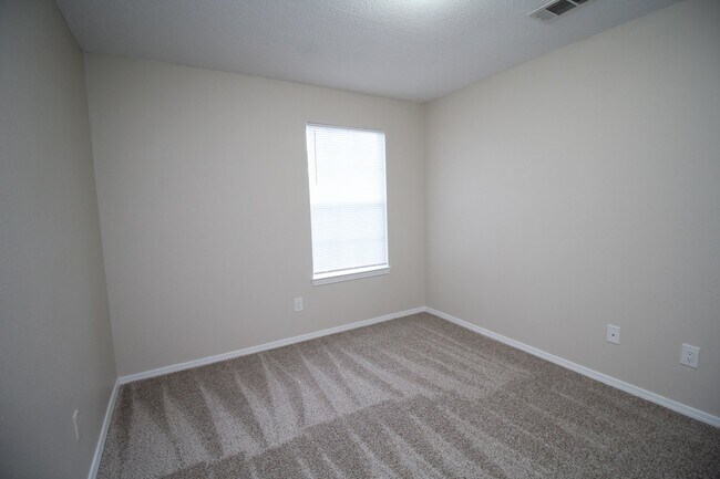 Building Photo - Remodeled 3BR/1BA Home – Fresh Paint, Upda...