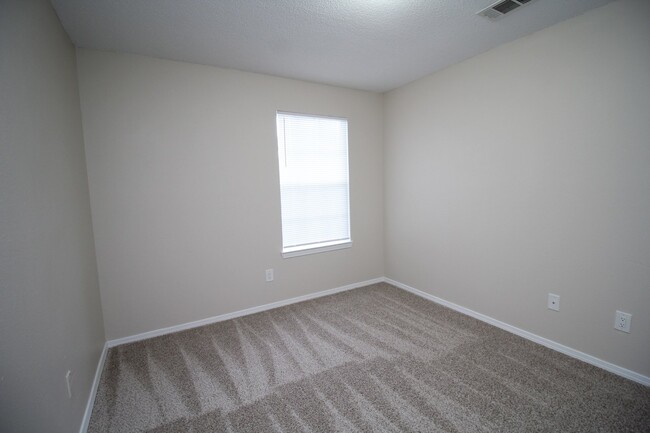 Building Photo - Updated 3BR/1BA Home – Fresh Paint, New Floors & Fenced Yard – HUD/Section 8 Accepted