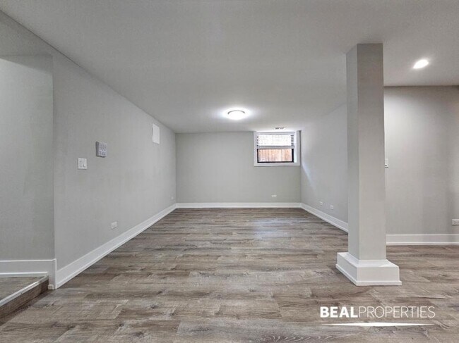 Building Photo - 2 bedroom in EVANSTON IL 60202