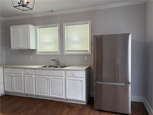 Building Photo - 2088 Cavanaugh Ave SE