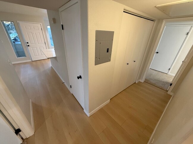 Building Photo - RENOVATED 2BD/2BA NEAR STRIP!