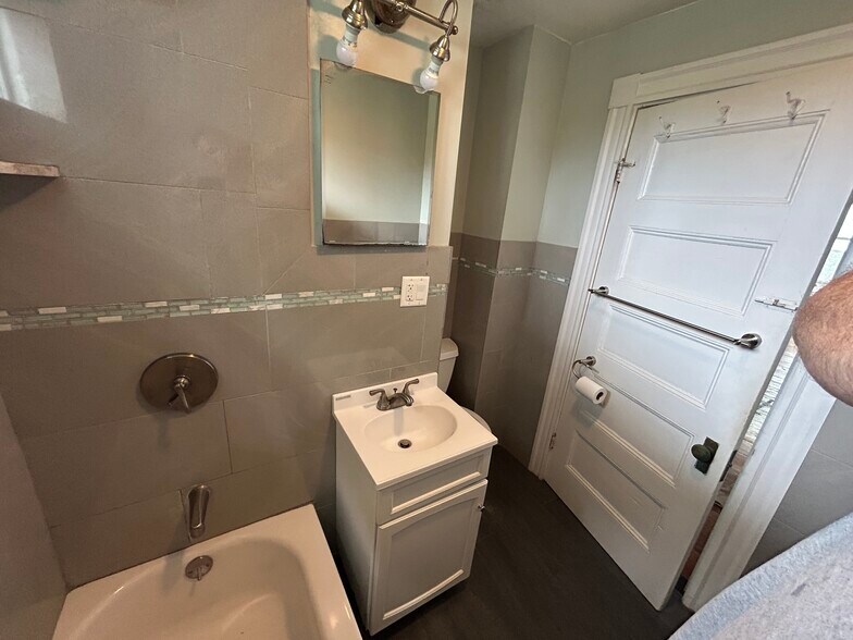 Building Photo - 27R Albion St