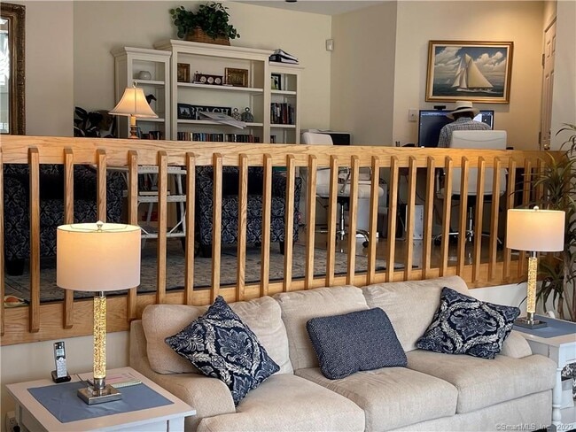 Building Photo - 105 Elm St