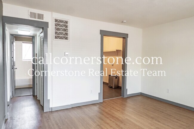 Building Photo - 940 S Arcadia St