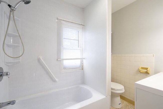 Building Photo - 207 7th Ave