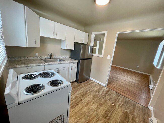 Building Photo - LOWER SOUTH HILL ONE BED NEAR HUCKLEBERRY'...