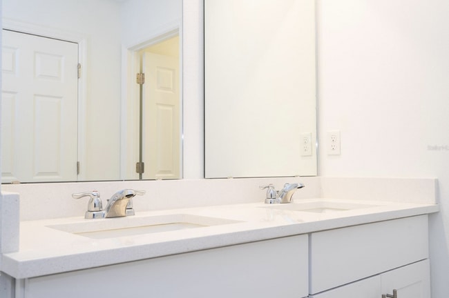 Building Photo - "Charming 3-Bed Townhouse in St. Cloud with Spacious 1,560 Sq Ft Layout and Modern Comforts!"