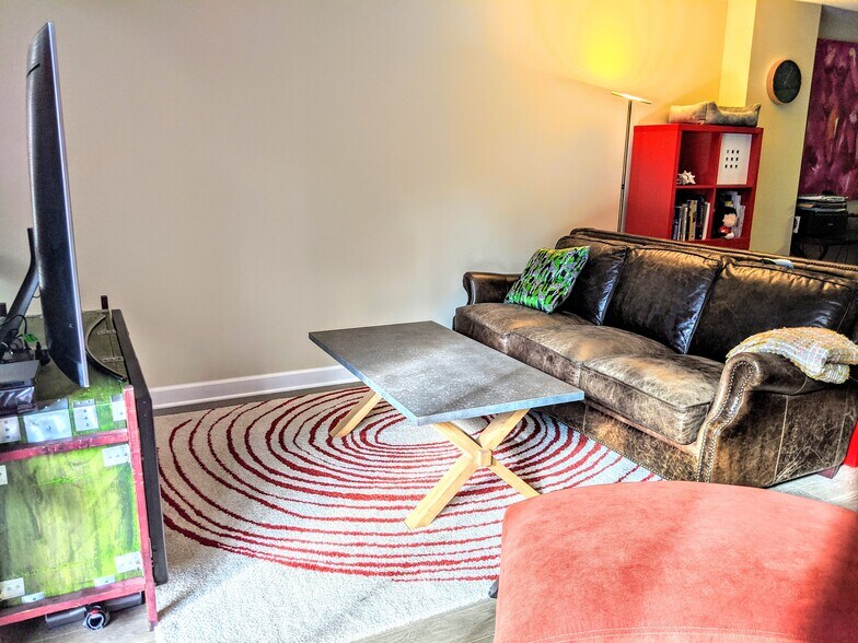 Building Photo - 70 W Huron St