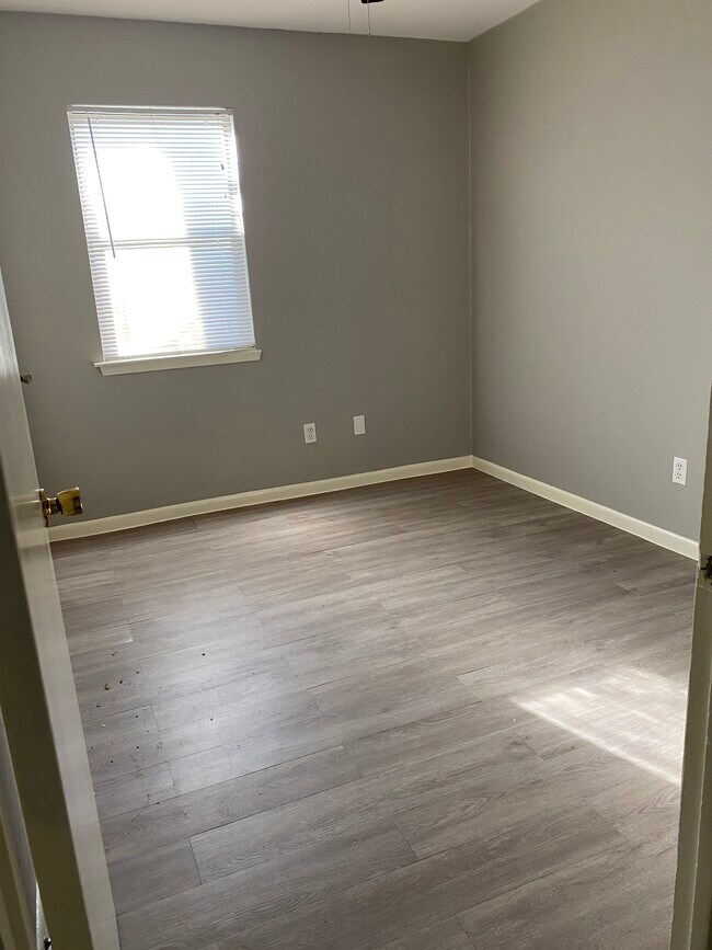 guest bed 1 - 1002 Scenic Dr