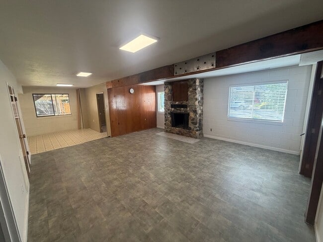 Building Photo - Spacious 4 Bedroom | 3 Bathroom | House in Curtis Park