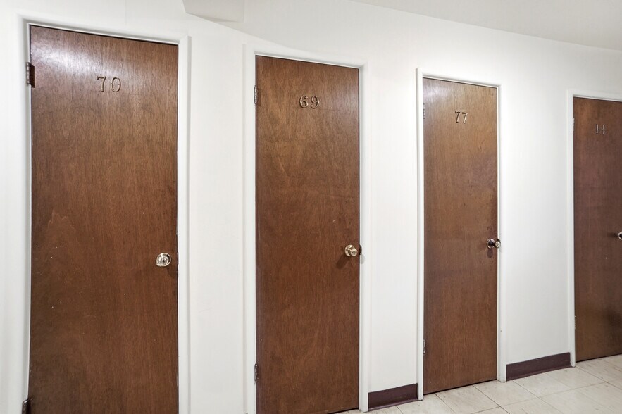 Building Photo - 9760 Bunker Hill Ln