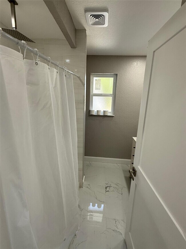 Building Photo - 603 N Sunset Ave