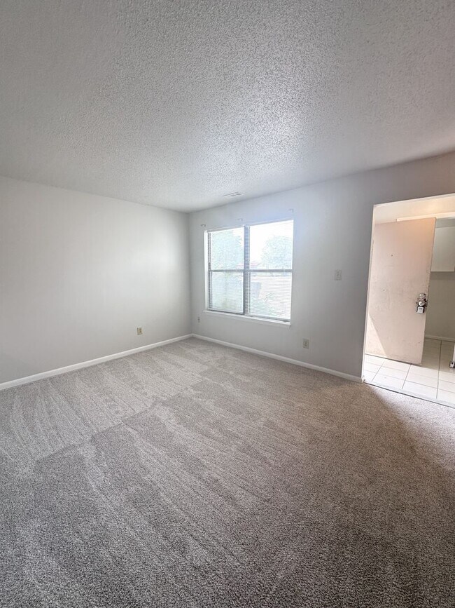 Building Photo - Cozy Townhome By the Beach!
