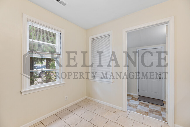 Building Photo - 1022 S Yale St