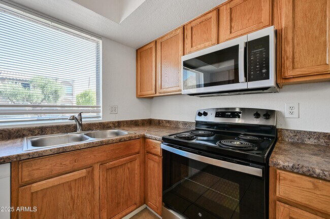 Building Photo - 10802 N 16th Ave