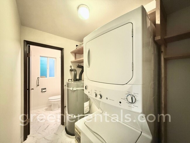 Building Photo - 2-Bedroom 1.5-Bathroom Condo in West Olympia