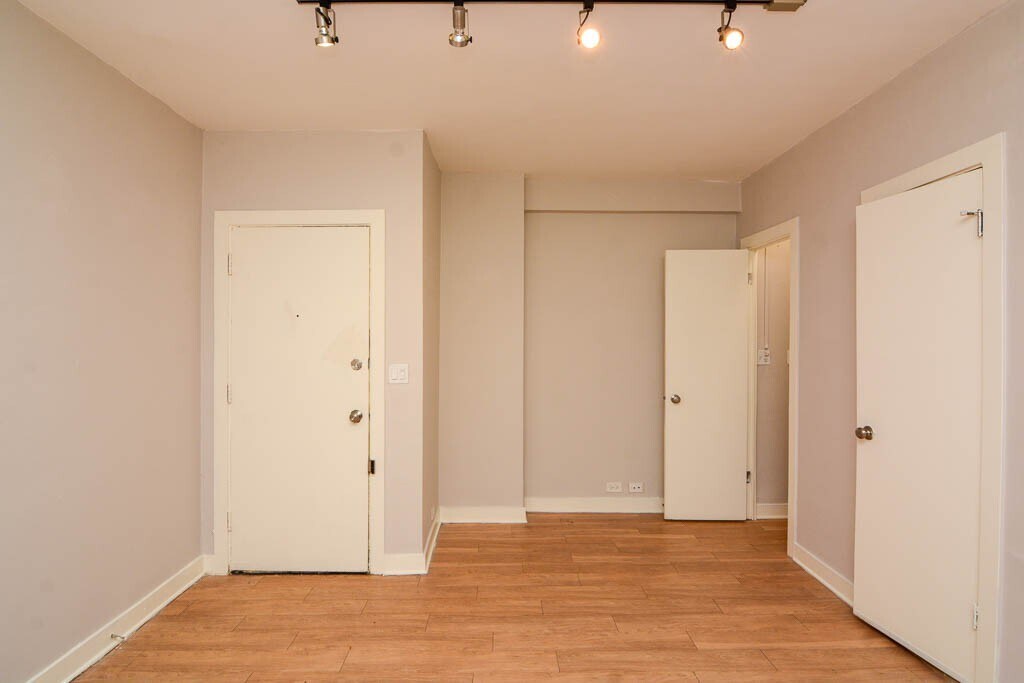 Building Photo - 511 W Belmont Ave