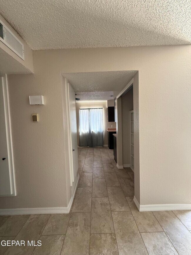 Building Photo - 955 Versailles Dr