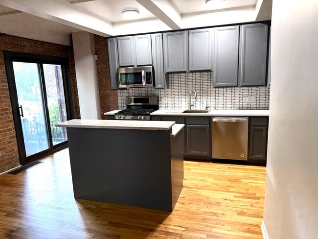 Building Photo - 646 W Belden Ave