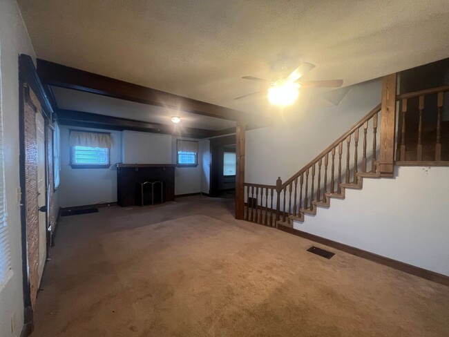 Building Photo - 1205 E Converse St