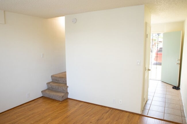 Building Photo - 2 BR/ 1 Bath Low- rise Apartment