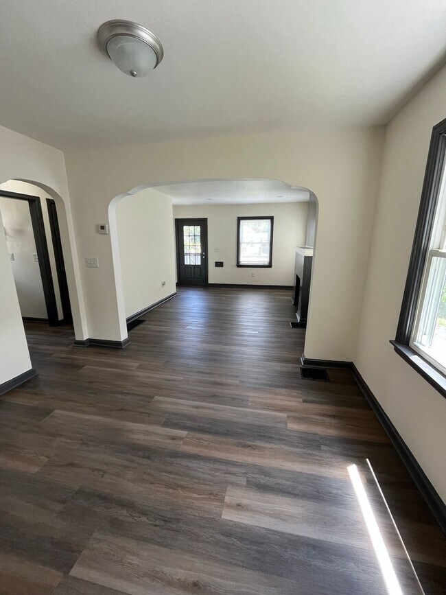 Building Photo - Updated 2 Bedroom, 1 1/2 Bath Home With Fe...