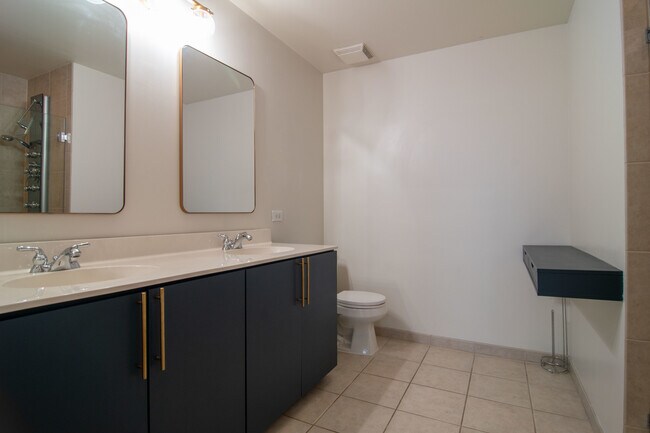 Building Photo - 125 E 13th St