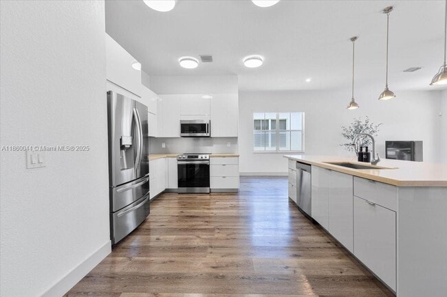 Building Photo - 830 Lavender Cir