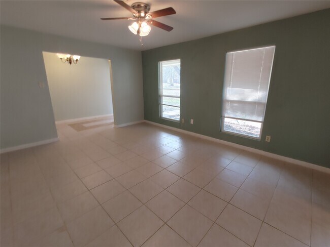 Building Photo - 633 Mosswood Dr