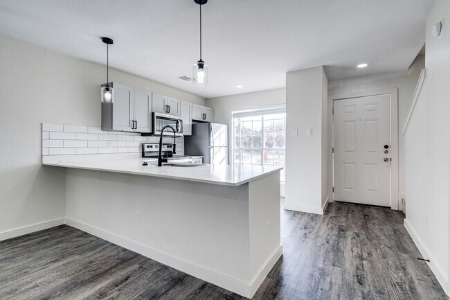 Building Photo - RIVER CROSSING ATX - 2BD/2.5BA - TOWNHOUSE - NEAR DOWNTOWN - NEW INTERIOR - $1495