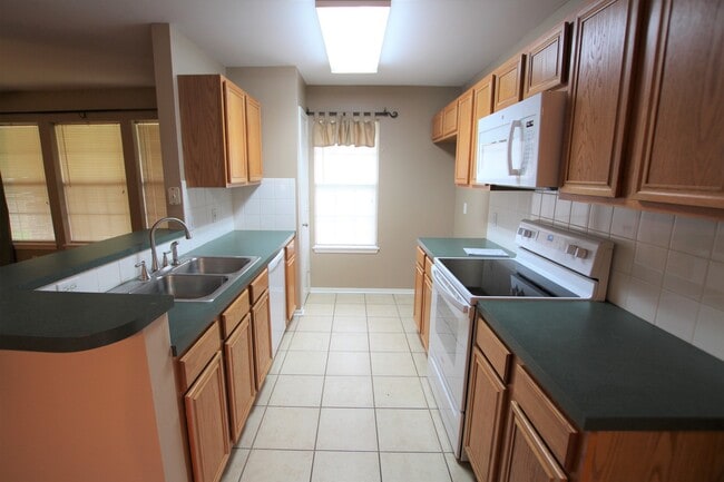 Building Photo - 447 Redbud Cir
