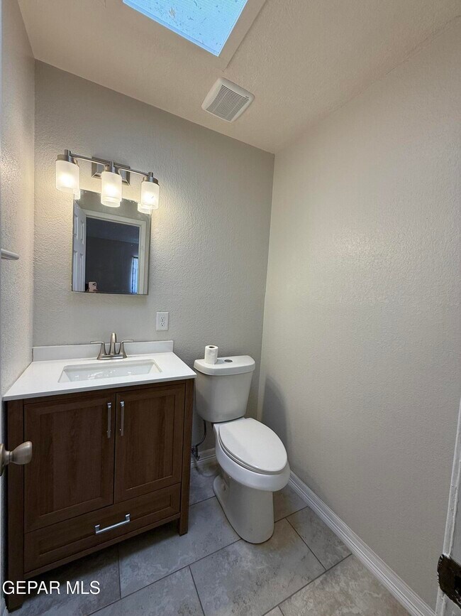 Building Photo - 955 Versailles Dr