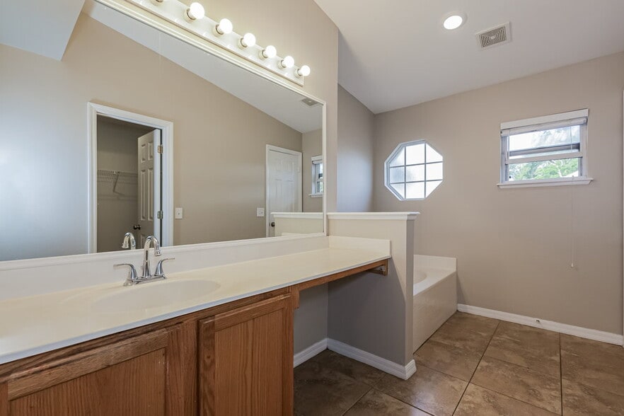 Building Photo - 6216 Gondola Dr