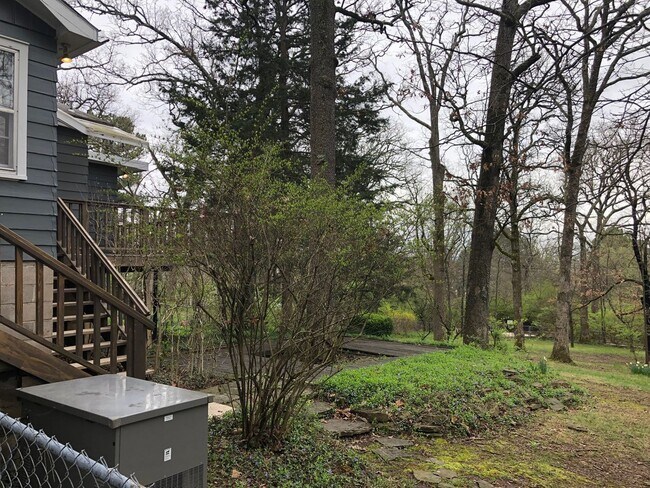Building Photo - 3 bedroom, 2 Bath House Near University of...