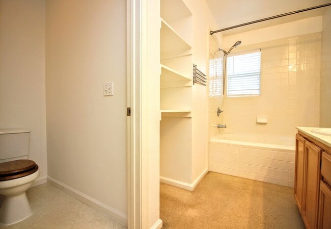 Building Photo - 2 Bedroom 2.5 Bath Home in Petaluma